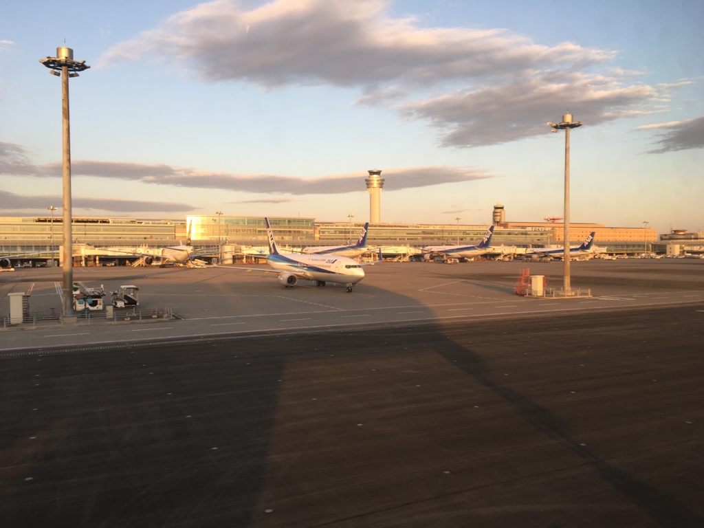 早朝の羽田空港